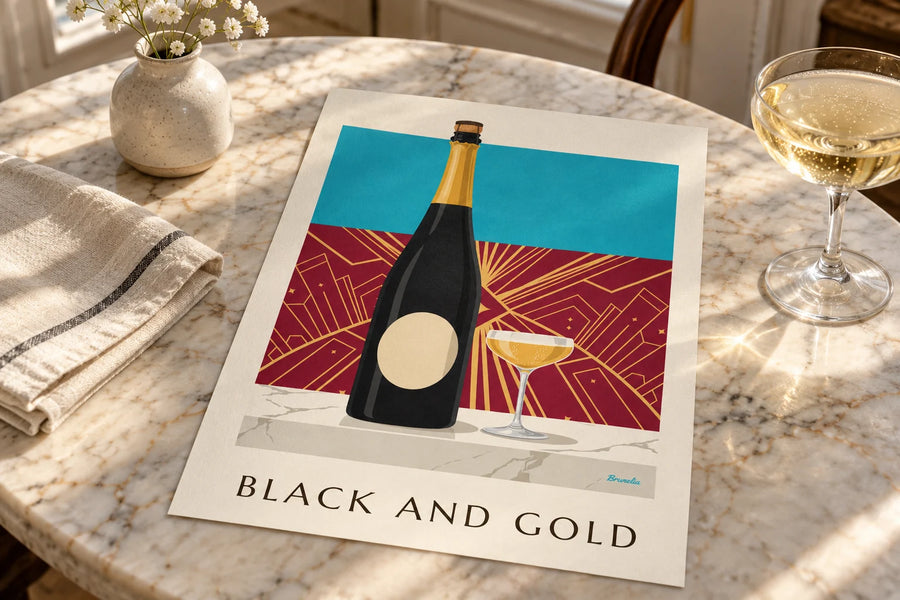 Poster Champagnerflasche Brut in Schwarz und Gold: auf einem Tisch