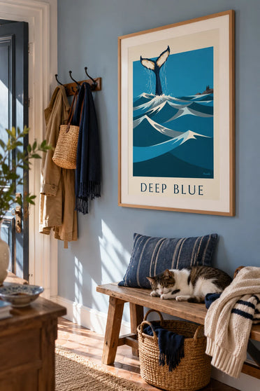 Poster Buckelwal, der mit aufgerichteter Fluke in den Ozean taucht: gerahmt an der Wand