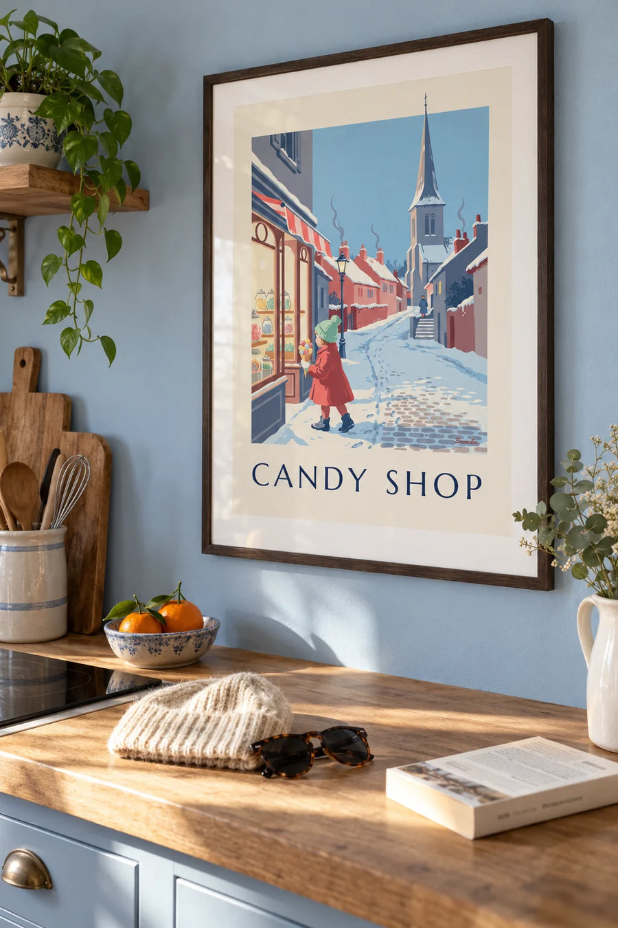 Poster mit kleinem Mädchen und Bonbontüte vor einer Konditorei im Schnee: gerahmt an der Wand