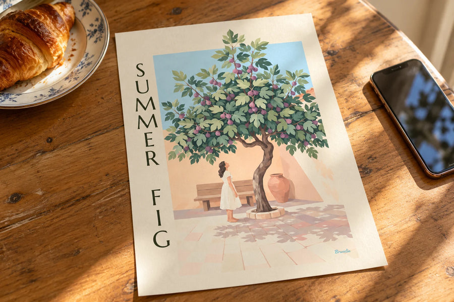 Poster Feigenbaum voller violetter Feigen in einem Steinhof: auf einem Tisch abgestellt