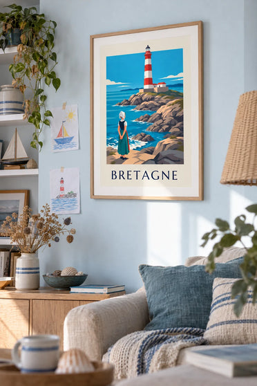 Poster Frau mit bretonischer Haube vor einem rot-weißen Leuchtturm: gerahmt an der Wand