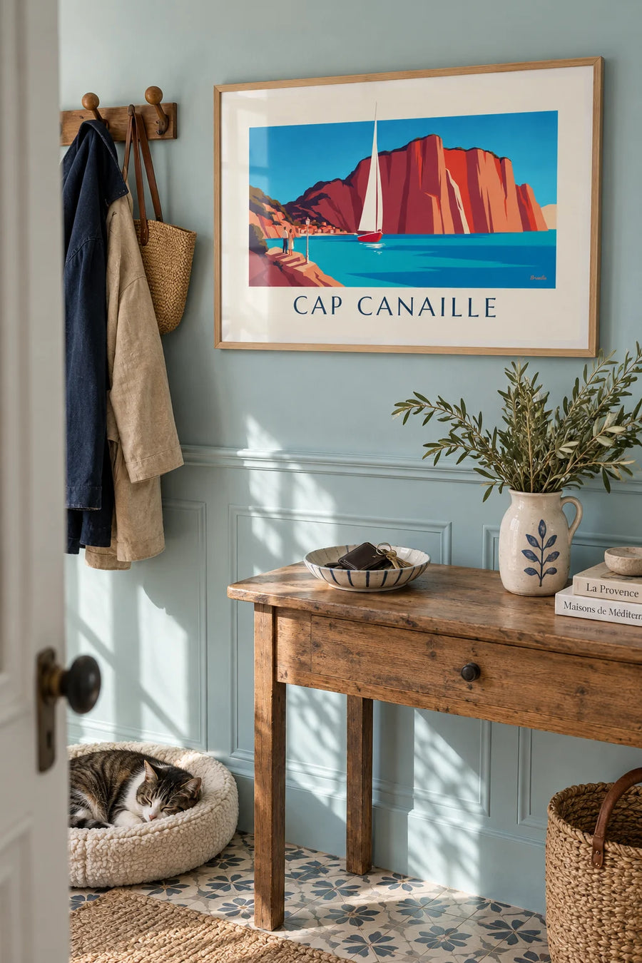 Affiche voilier au pied des falaises rouges du cap Canaille : encadrée au mur