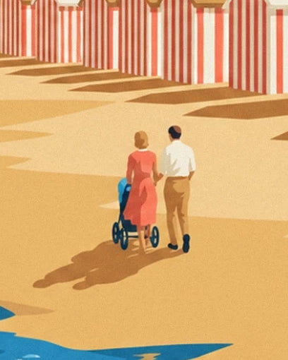 Ein Paar mit blauem Kinderwagen auf dem goldenen Sand neben den gestreiften Strandhütten