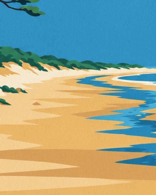 Bänder aus blauem Wasser neben goldenem Sand und bewachsenen Dünen