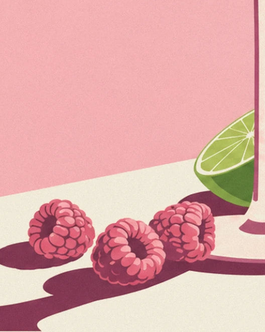 Les 3 framboises et la demi-lime au pied du verre, sur la table crème
