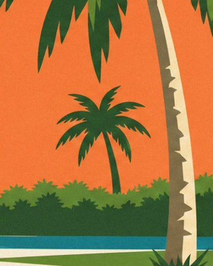 Des palmiers et des buissons verts sous un ciel orange au bord de la piscine