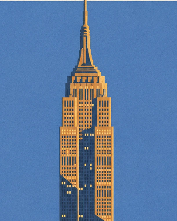 Das goldene Empire State Building mit seiner spitzen Antenne vor blauem Himmel
