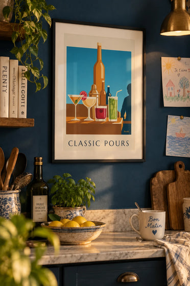 Poster klassische Cocktails auf einer Bartheke: gerahmt an der Wand