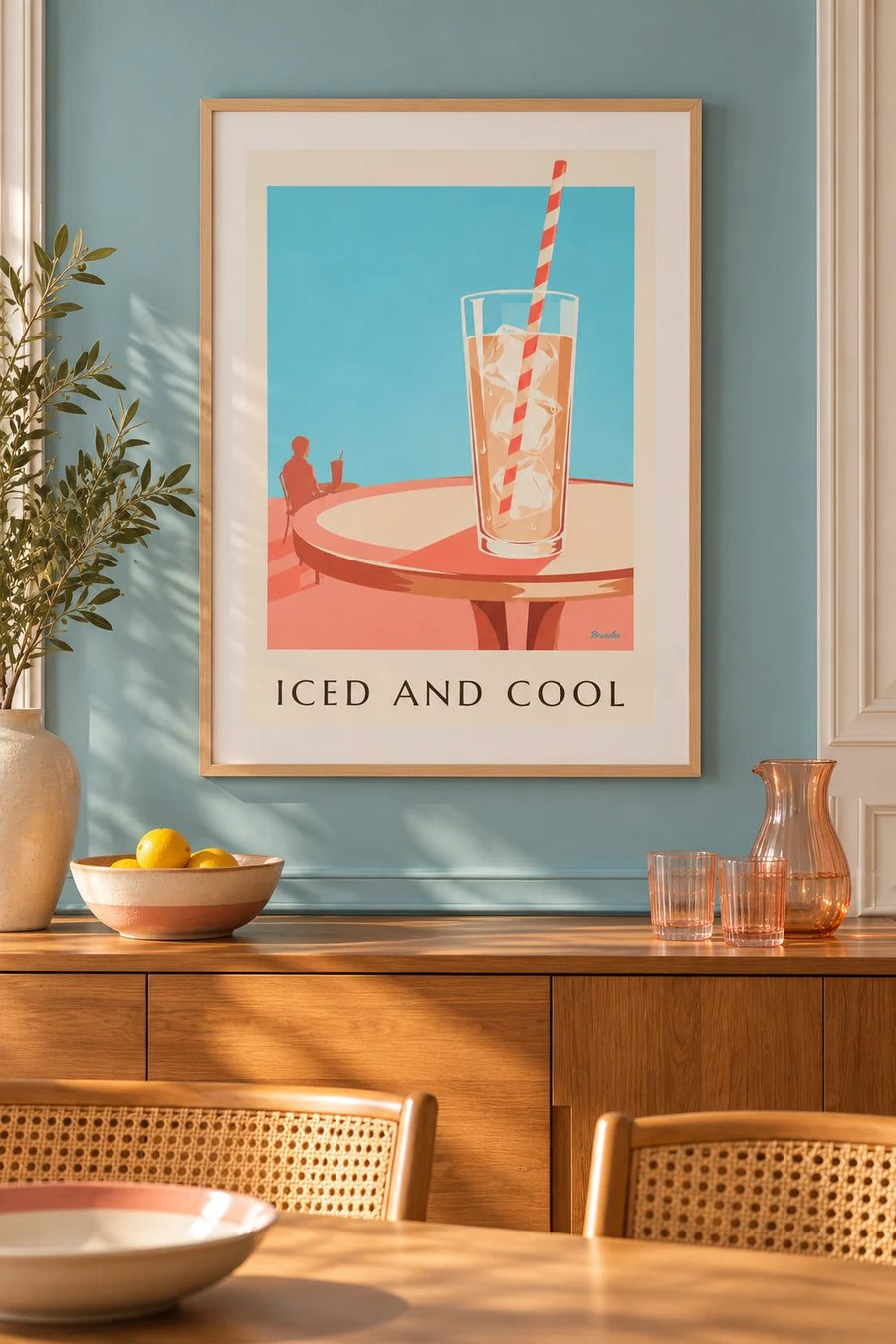 Poster Eiskaffee in einem großen Glas auf der Terrasse: gerahmt an der Wand