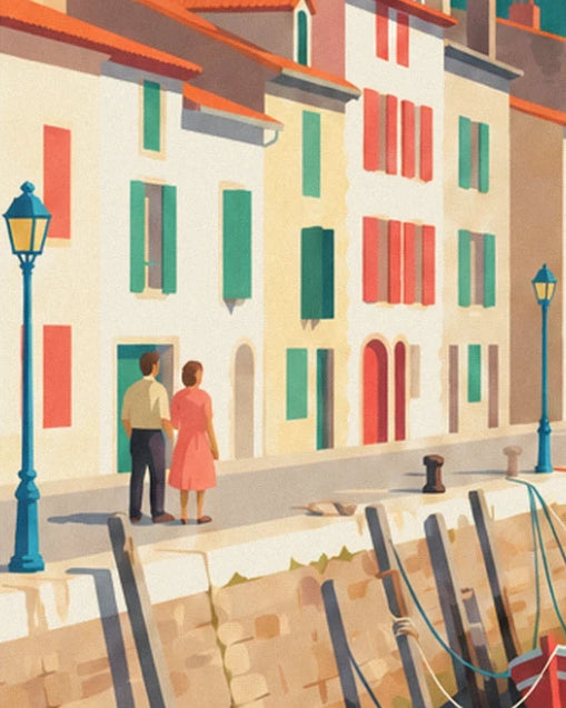 Un couple en promenade sur le quai, devant les façades blanches aux volets verts et rouges