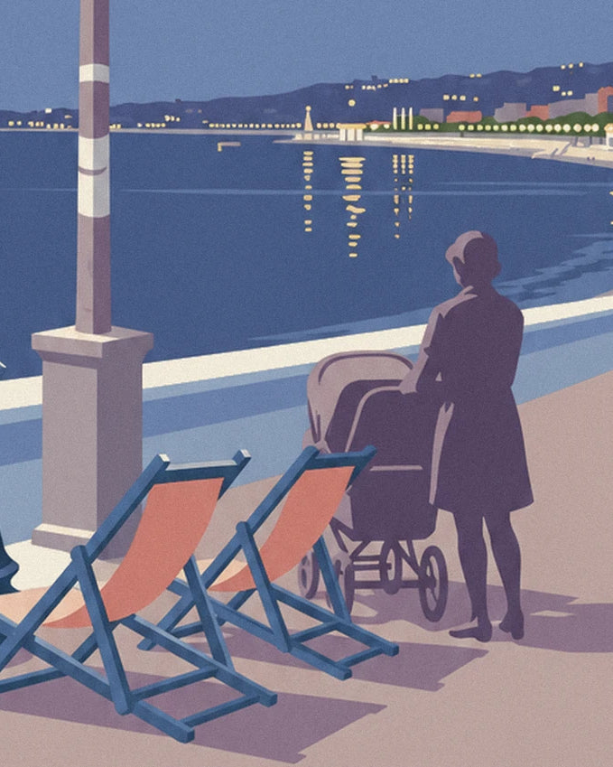 Eine Frau, die mit ihrem Kinderwagen bei 2 orangefarbenen Liegestühlen spaziert, am Abend der Bucht zugewandt