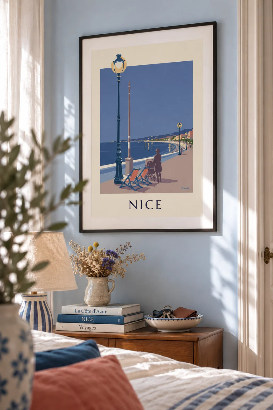 Poster Liegestühle und Straßenlaterne vor der Baie des Anges am Abend: gerahmt an der Wand