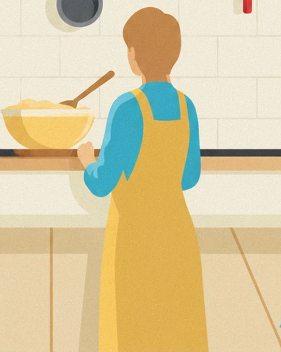 Un personnage de dos en tablier jaune, devant un saladier et sa cuillère en bois