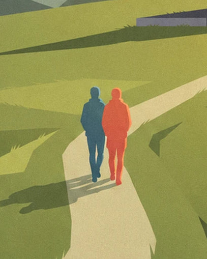 Le couple en veste bleue et orange qui marche sur le sentier de terre, entre les prairies