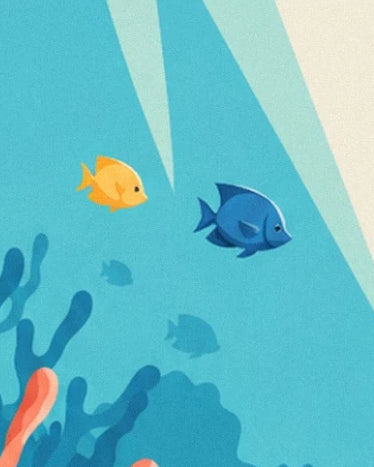 Les poissons jaune et bleu sous les rayons lumineux, au-dessus des coraux