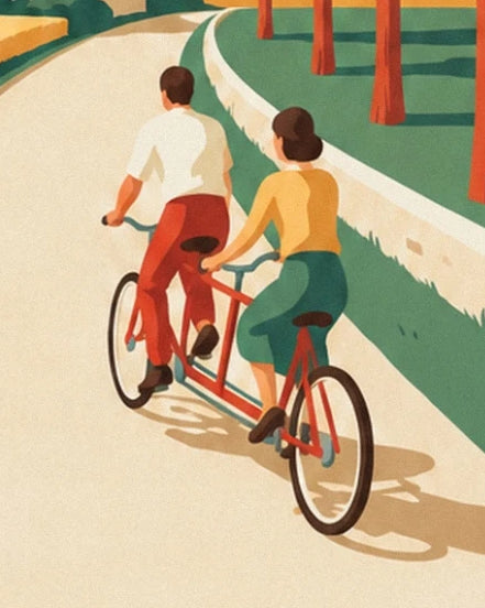Das Paar auf seinem roten Tandem, zwischen der cremefarbenen Straße und der grünen Böschung