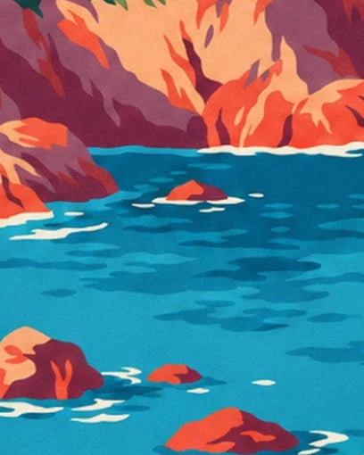 Orangefarbene Felsen im türkisfarbenen Wasser, am Fuß der Klippen von Schaum gesäumt