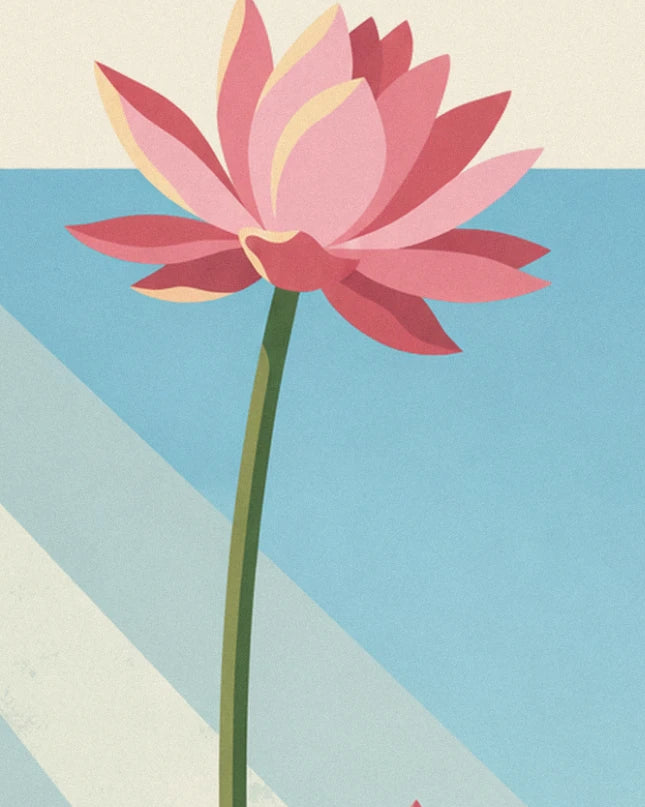 Ein rosa Lotus mit gekräuselten Blütenblättern auf seinem hohen grünen Stängel vor dem blauen Wasser