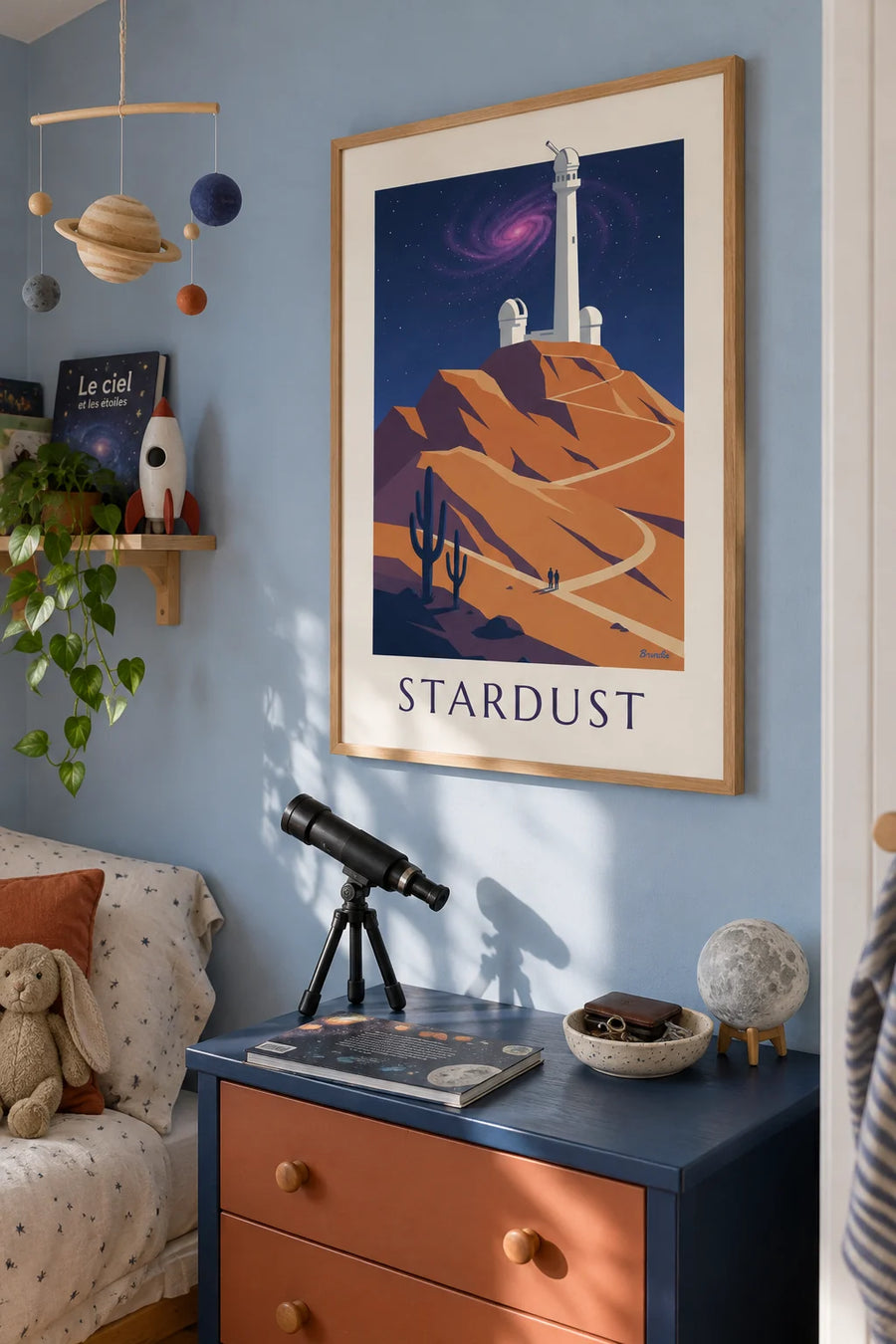 Affiche galaxie spirale et nébuleuse au-dessus d'un observatoire : encadrée au mur