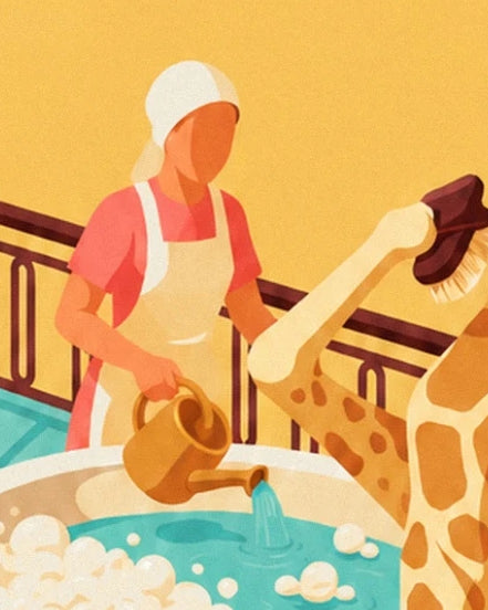 Die Figur in cremefarbener Schürze, die neben der Giraffe und ihrer Bürste Wasser eingießt