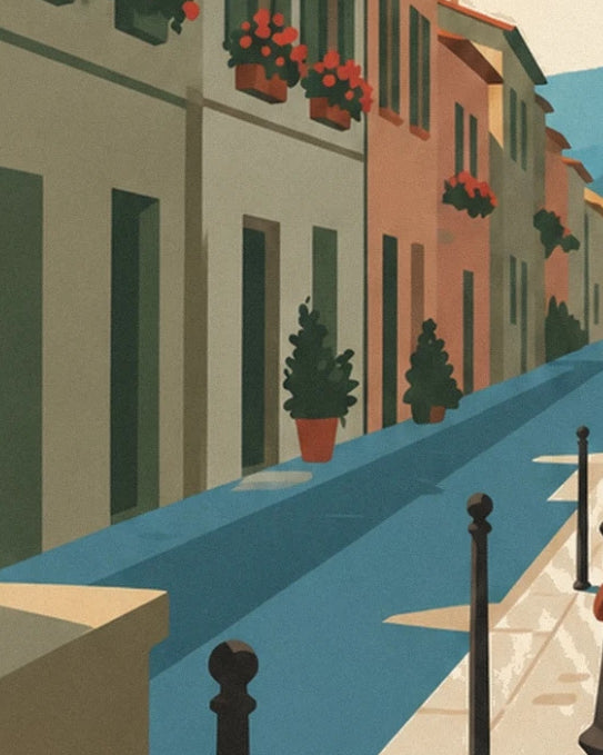 La ruelle aux façades pastel, bordée de plantes en pots et de bornes noires