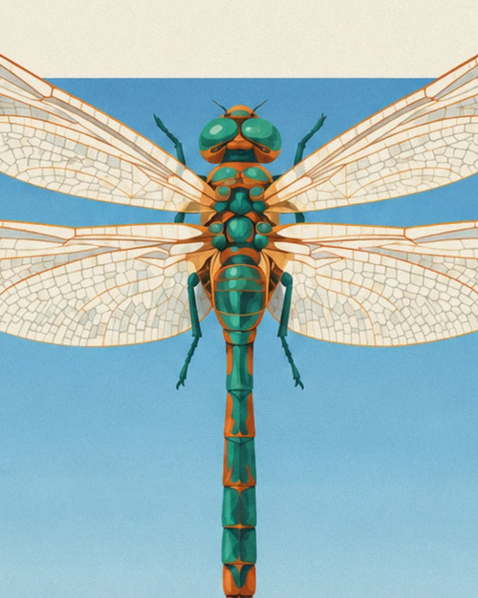 La libellule vert émeraude aux ailes de dentelle déployées sur un ciel bleu