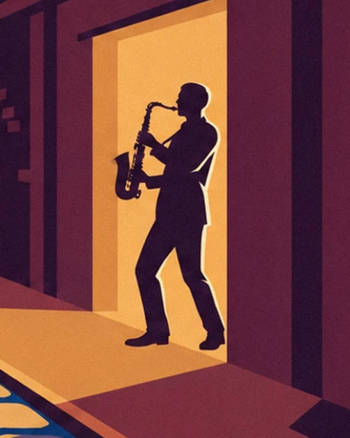 Die Silhouette eines Saxophonisten in einer Tür, in goldenes Licht getaucht