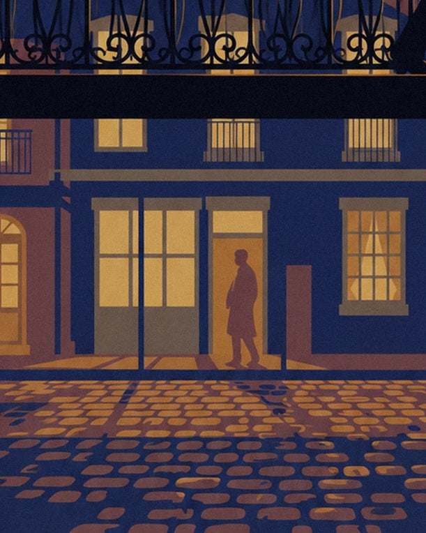 Die Silhouette eines Passanten in einer erleuchteten Türöffnung auf dem goldenen Kopfsteinpflaster der Straße