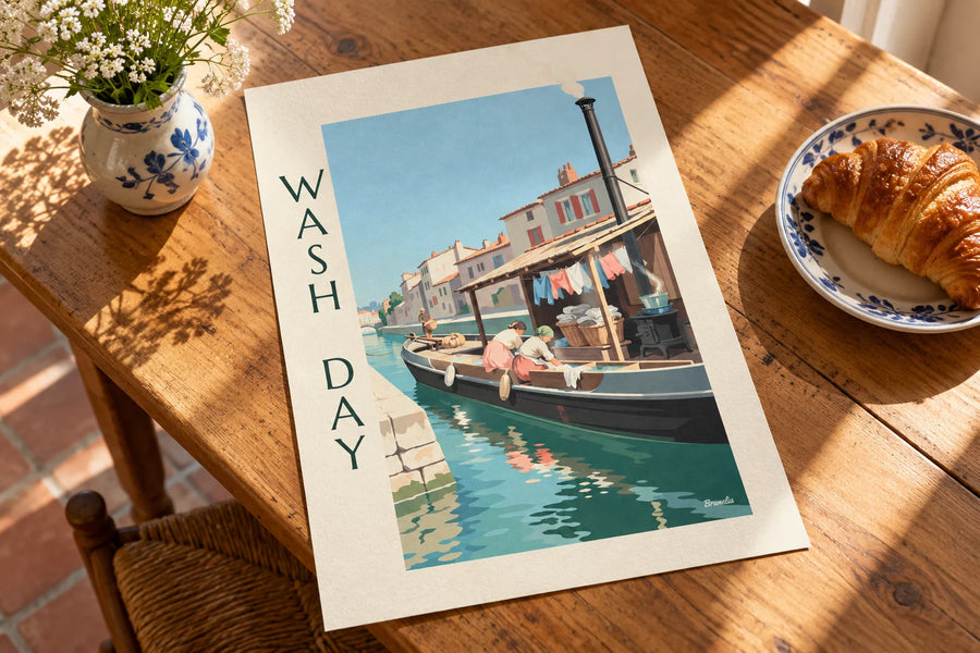 Poster Waschschiff am Kai vertäut, Hemden unter dem Vordach: auf einem Tisch abgestellt
