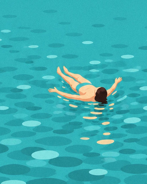 Une nageuse en maillot turquoise qui flotte sur le dos, bras ouverts, dans l'eau claire