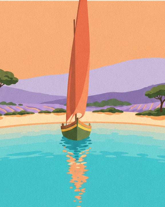 Le bateau à voile orange sur l'eau turquoise, devant la plage et les champs de lavande