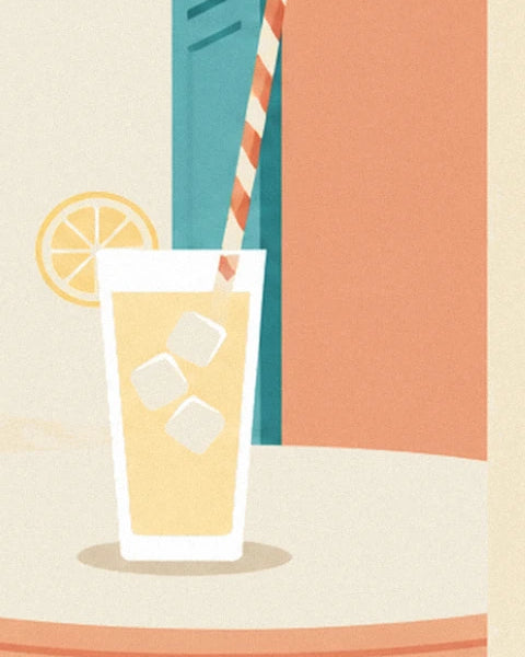 Le verre de limonade avec ses 3 glaçons et sa rondelle de citron, posé sur la table ronde
