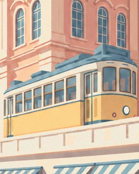 Die gelbe Straßenbahn mit blau eingerahmten Fenstern vor der rosa Fassade