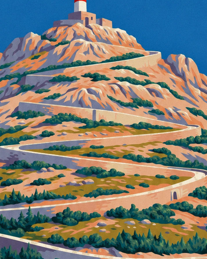 Die Serpentinen an den felsigen Hängen des Mont Ventoux, unterhalb des Gebäudes und seiner Antenne
