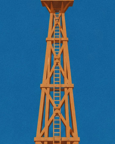 Orangefarbene Rettungsbake aus Holz mit Leiter und Querstreben vor blauem Himmel