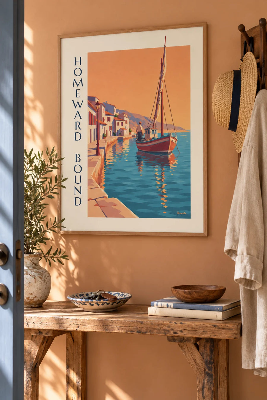 Poster traditionelles Fischerboot bei der Rückkehr in den Hafen im Abendlicht: gerahmt an der Wand
