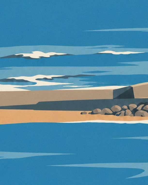 La digue claire bordée de rochers gris et d'écume dans la mer bleue
