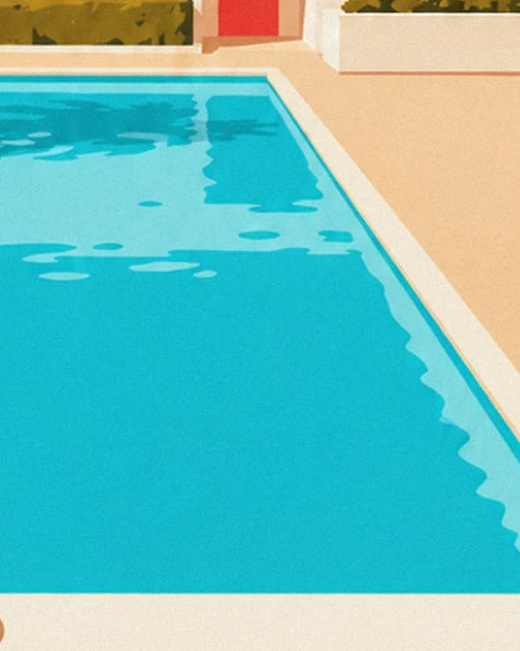 Le bassin turquoise aux reflets clairs, bordé d'une terrasse beige et de haies