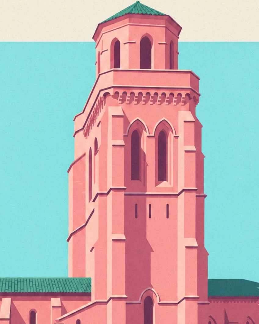Le clocher rose aux baies élancées et au toit vert du couvent des Jacobins