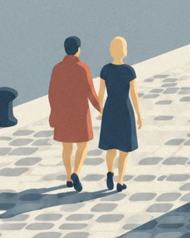 Les 2 promeneurs de dos, en manteau rouge et robe bleu marine, sur les pavés du quai