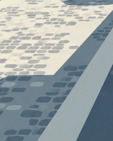 Les pavés gris du quai et la bordure claire traversés par de longues ombres