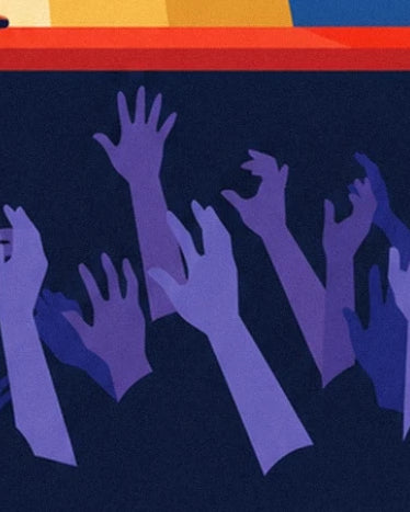Les mains violettes du public levées dans la nuit, sous les bandes rouges de la scène