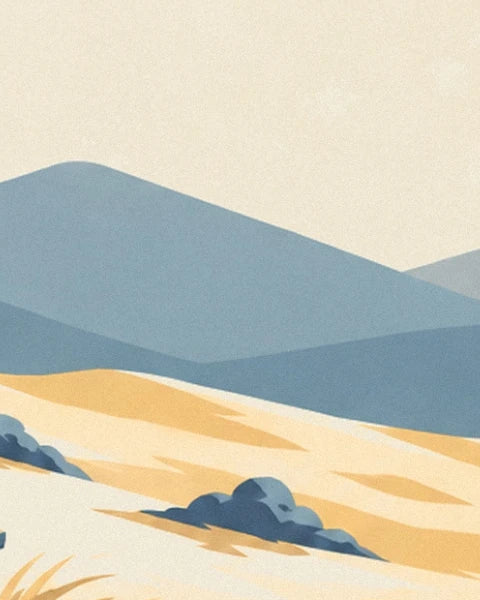 Die blauen Berge hinter einem goldenen, felsübersäten Hang