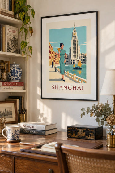 Poster Frau im Seiden-Qipao am Bund in Shanghai: gerahmt an der Wand