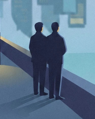Die 2 dunklen Silhouetten am Wasser und ihre langen Schatten auf dem Kai