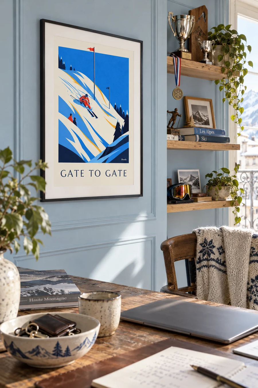 Poster mit Slalomfahrer zwischen roten und blauen Toren: gerahmt an der Wand