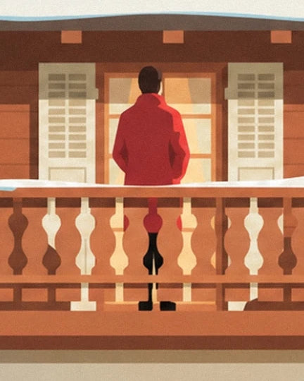 Eine Figur in roter Jacke, von hinten gesehen, auf dem Balkon des Chalets vor den weißen Fensterläden