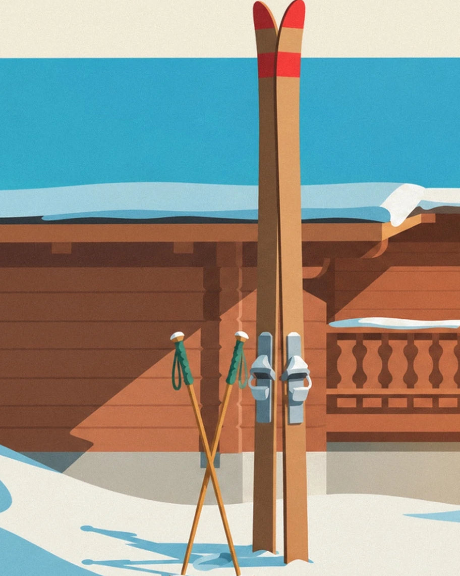 Die Holzski und ihre gekreuzten Stöcke vor dem verschneiten Chalet