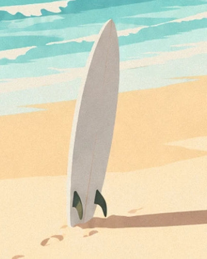 Ein weißes Surfboard mit dunklen Finnen, im goldenen Sand aufgestellt