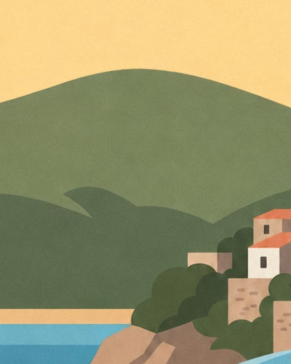 Les collines vertes au-dessus de la plage, entre maisons et rochers du rivage